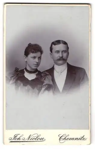 Fotografie Joh. Niclou, Chemnitz, Königstrasse 5, Elegantes Paarportrait