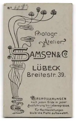 Fotografie Samson & Co, Lübeck, Breitestrasse 39, Porträt eines kleinen Kindes auf einem Fellstuhl