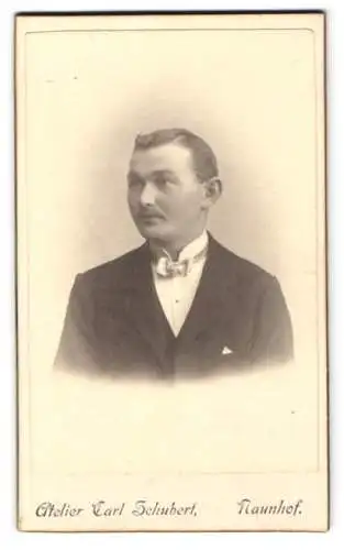Fotografie Carl Schubert, Naunhof, Porträt eines elegant gekleideten Mannes