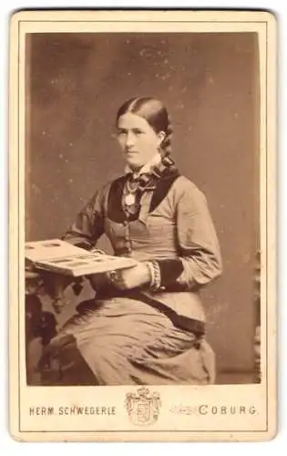 Fotografie Hermann Schwegerle, Coburg, Frau mit einem Buch in der Hand