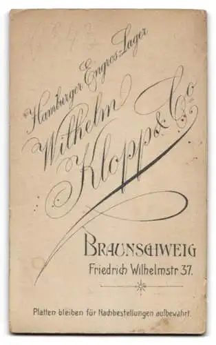 Fotografie Wilhelm Klopp & Co., Braunschweig, Friedrich Wilhelmstr. 37, Porträt eines Kleinkindes auf Fell