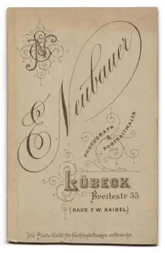 Fotografie E. Neubauer, Lübeck, Breitestrasse 35, Porträt eines jungen Mannes