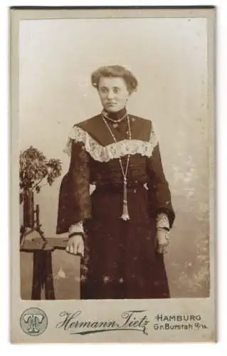 Fotografie Hermann Tietz, Hamburg, Gr. Burstah 12 /14, Elegante Dame im dunklen Kleid