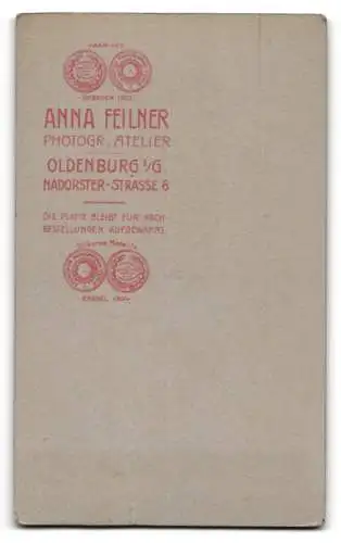 Fotografie Anna Feilner, Oldenburg i. Gr., Nadorster Strasse 6, Elegantes Paar im Atelier