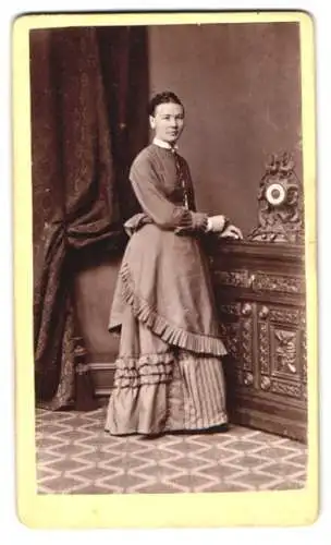 Fotografie Edmund Risse, Norderney, Strand Str. 72, Frau in elegantem Kleid an Tisch stehend