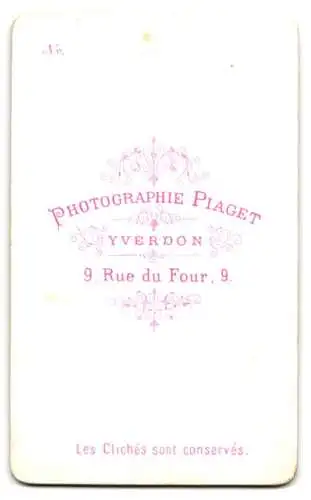 Fotografie A. Piaget, Yverdon, Rue du Four 9, Elegante Dame mit Blumenarrangement