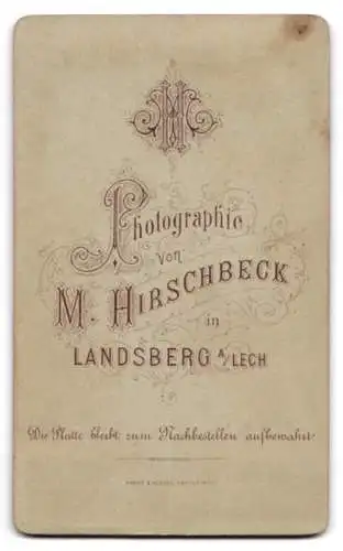 Fotografie M. Hirschbeck, Landsberg am Lech, Eleganter Herr im Anzug