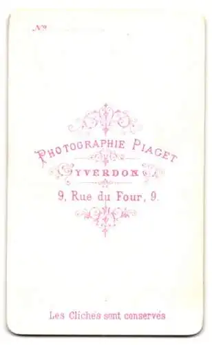 Fotografie A. Piaget, Yverdon, Rue du Four 9, Frau in elegantem Kleid