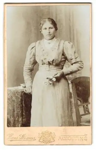 Fotografie Hans Strauss, Altötting, Schlotthammerstr. 1, Frau mit Blumenstrauss