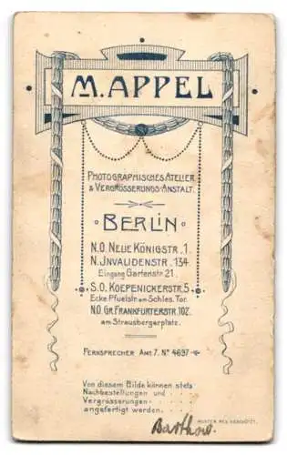 Fotografie M. Appel, Berlin, Neue Königstr. 1, Porträt eines kleinen Jungen mit Mantel und Stock