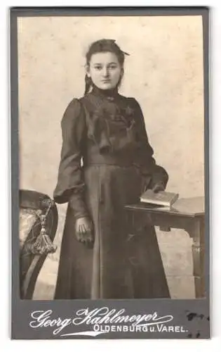 Fotografie Georg Kahlmeyer, Oldenburg, Porträt einer jungen Frau mit Buch