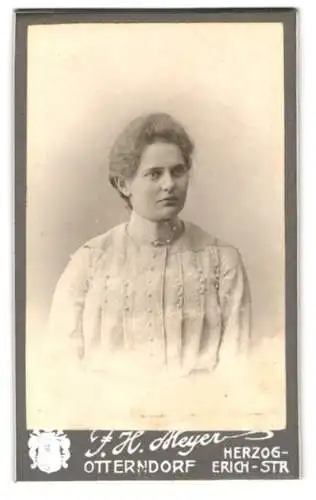 Fotografie F. H. Meyer, Otterndorf, Herzog-Erich-Strasse, Porträt einer Frau in edler Bluse