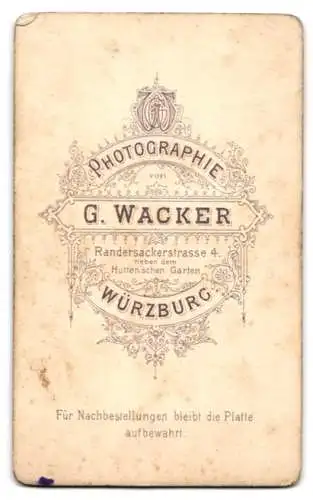 Fotografie G. Wacker, Würzburg, Randersackerstrasse 4, Porträt eines Jungen mit Skulptur