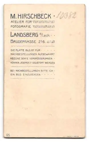 Fotografie M. Hirschbeck, Landsberg am Lech, Brudergasse 216, Sitzende Frau mit Buch