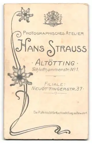 Fotografie Hans Strauss, Altötting, Schlotthammerstrasse 1, Porträt einer Frau in kariertem Kleid