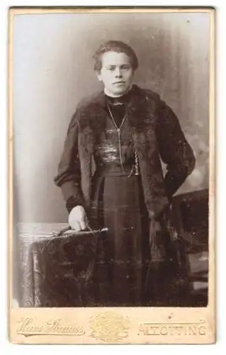 Fotografie Hans Strauss, Altötting, Schlotthammerstr. 1, Frau in eleganter Kleidung