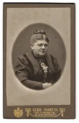 Fotografie Gebr. Martin, Augsburg, Bahnhofstr. 24, Porträt einer Dame mit Brille