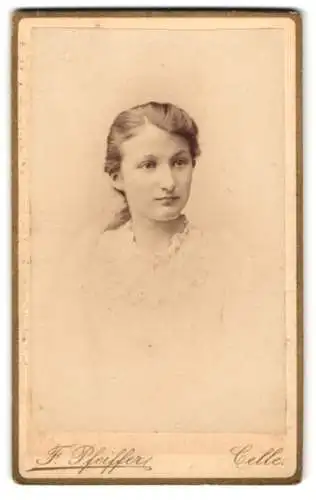 Fotografie F. Pfeiffer, Celle, Westcellernhorst 15, Portrait einer jungen Frau