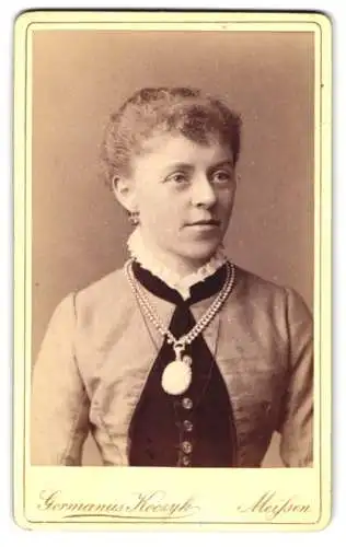 Fotografie Germanus Koczyk, Meissen, Rothe Stufen 28, Portrait einer Dame mit Schmuck