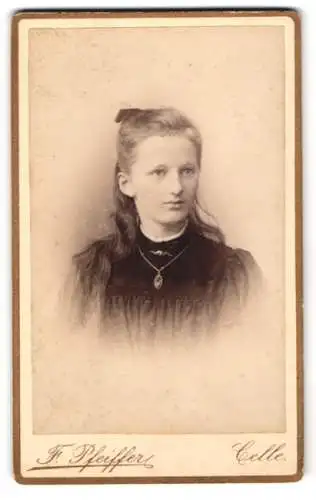 Fotografie F. Pfeiffer, Celle, Westcellertorstrasse 15, Porträt eines Mädchen mit Haarschleife