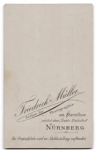 Fotografie Friedrich Müller, Nürnberg, am Sterntor, Porträt eines ernst wirkenden Mannes mit Schnurrbart