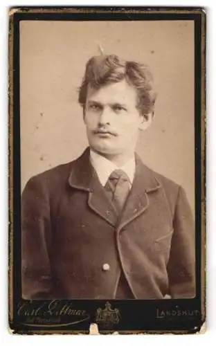 Fotografie Carl Dittmar, Landshut, Porträt eines jungen Mannes