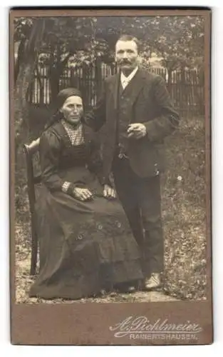 Fotografie A. Pichlmeier, Rainertshausen, Porträt eines älteren Paares im Freien