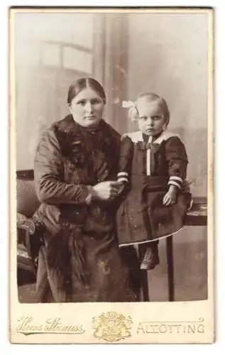 Fotografie Hans Strauss, Altötting, Schlotthammerstr. 1, Frau mit Kind auf einem Stuhl