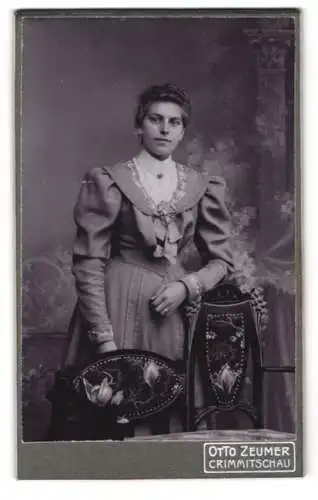 Fotografie Otto Zeumer, Crimmitschau, Jacobsgasse 14, Porträt einer Frau in elegantem Kleid