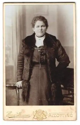 Fotografie Hans Strauss, Altötting, Schlotthammerstr. 1, Porträt einer Frau im Pelz