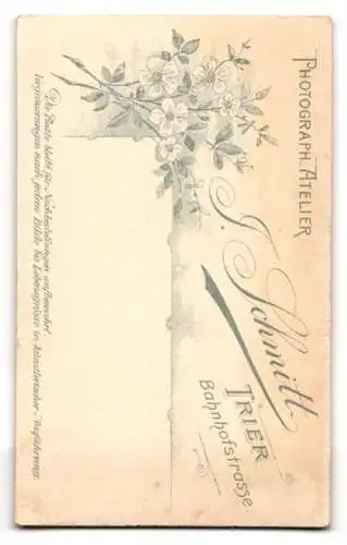 Fotografie J. Schmitt, Trier, Bahnhofstr., Frau im eleganten Kleid mit Buch in der Hand