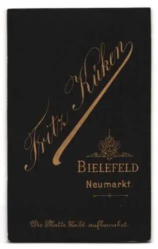 Fotografie Fritz Küken, Bielefeld, Neumarkt, Porträt einer jungen Frau mit Kreuzanhänger