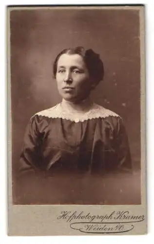 Fotografie Hofphotograph Kramer, Weiden i. O., Portrait einer Frau in schlichter Kleidung