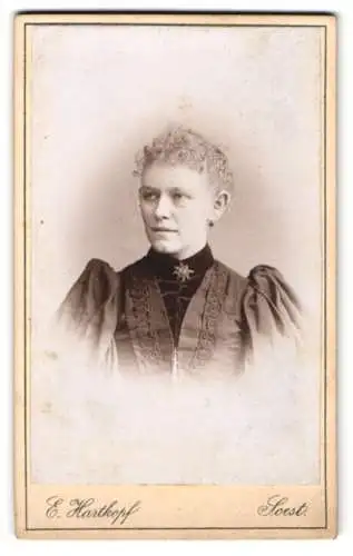 Fotografie E. Hartkopf, Soest, Porträt einer Dame mit elegantem Kleid