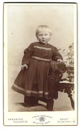 Fotografie Joseph Köppelman, Arnsberg, Chausseestr. 38, Kind mit Blumenarrangement