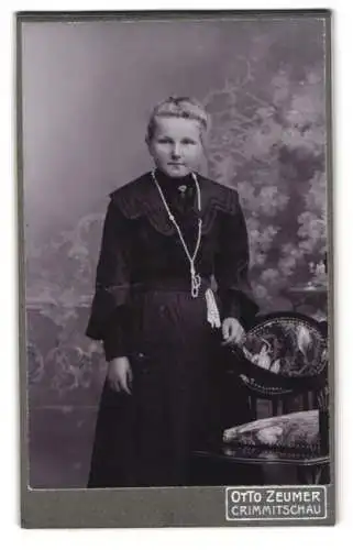 Fotografie Otto Zeumer, Crimmitschau, Jacobsstrasse 14, Junge Frau mit elegantem Kleid und Perlenkette