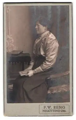 Fotografie F. W. Reng, Neuötting /Obb., Portrait einer sitzenden Dame mit Buch