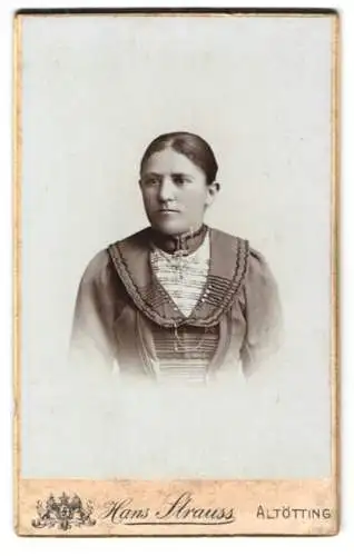 Fotografie Hans Strauss, Altötting, Schlotthammerstrasse 1, Porträt einer Frau