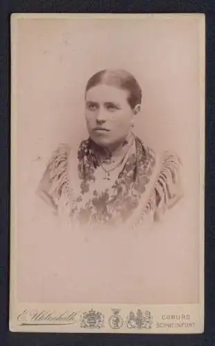 Fotografie E. Uhlenhuth, Coburg, Albertplatz, Porträt einer Frau in elegantem Tuch