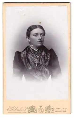 Fotografie E. Uhlenhuth, Coburg, am Albertplatz, Porträt einer Dame in elegantem Tuch