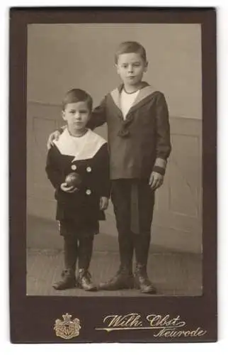 Fotografie Wilh. Obst, Neurode, Zwei Jungen in Matrosenanzügen