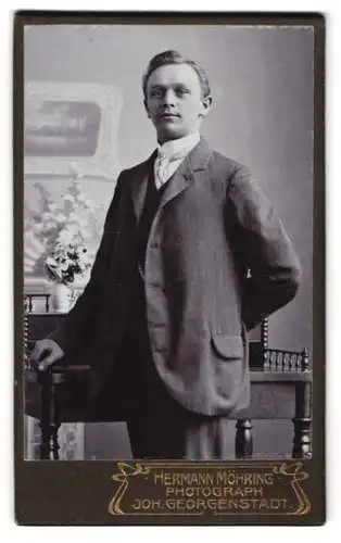 Fotografie Hermann Möhring, Johanngeorgenstadt, Eleganter Herr im Anzug