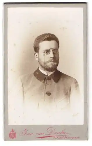 Fotografie Jean van Daalen, Gmünd, Marktplatz, Portrait eines Mannes mit Brille