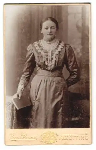 Fotografie Hans Strauss, Altötting, Schlotthammerstr. 1, Porträt einer Dame mit Buch