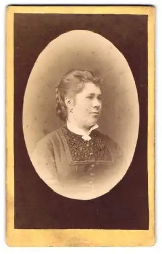 Fotografie A. Bauer, Pfaffenhofen a. Ilm, Halbportrait einer Dame