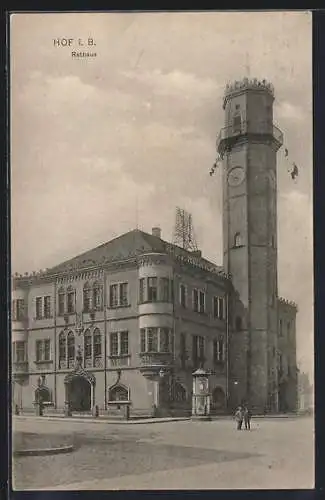 AK Hof i. B., Strassenpartie mit Rathaus und Litfasssäule