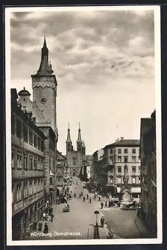 AK Würzburg, Domstrasse mit Geschäften und Denkmal