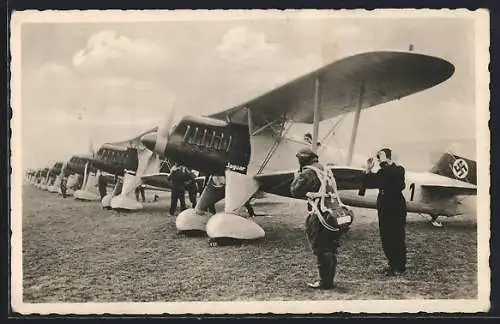 AK Heinkel He 51 mit Kennung Jaguar, Pilot vor dem Start einer Jagd-Fliegerstaffel, 