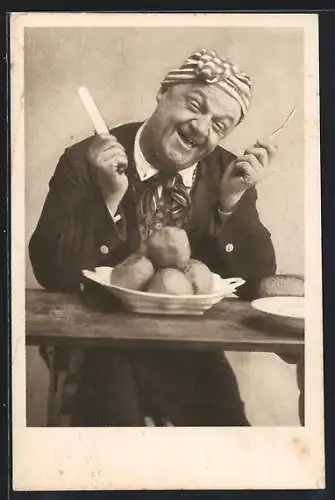 AK Mann sitzt bei Tisch mit Knödeln