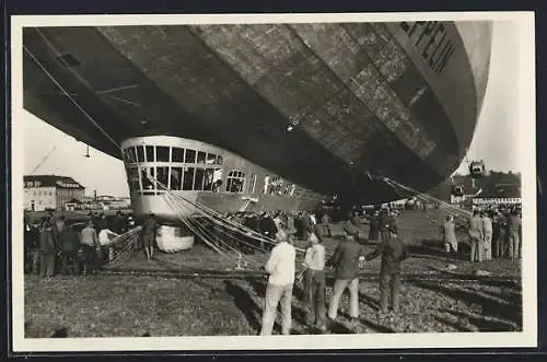 AK Luftschiff Graf Zeppelin auf dem Flugplatz, Führergondel